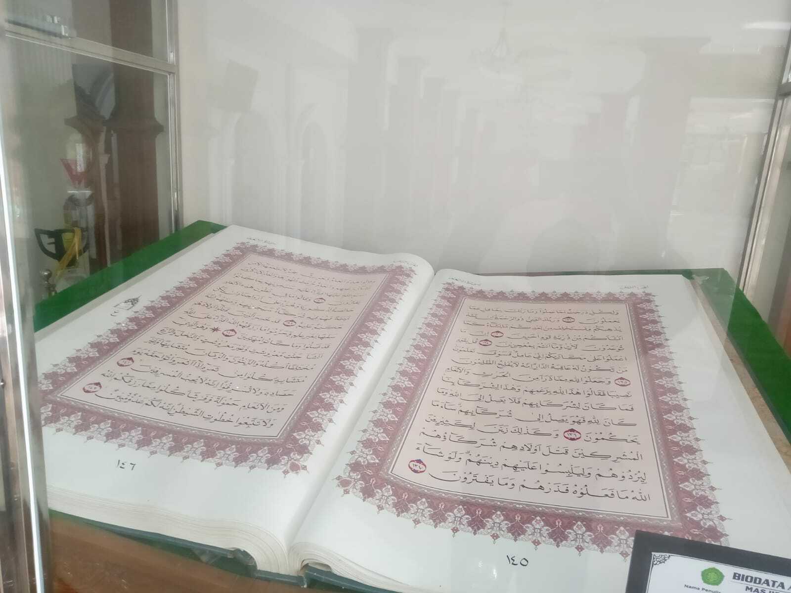 Masya Allah Masjid Agung Lamongan Punya Al Quran Terbesar Di Dunia