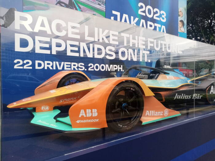 Jelang Ajang Balap Replika Mobil Formula E Dipajang Di Bundaran HI