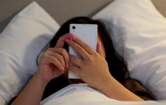 Wanita Ini Tewas Karena Sering Bermain Ponsel Sebelum Tidur