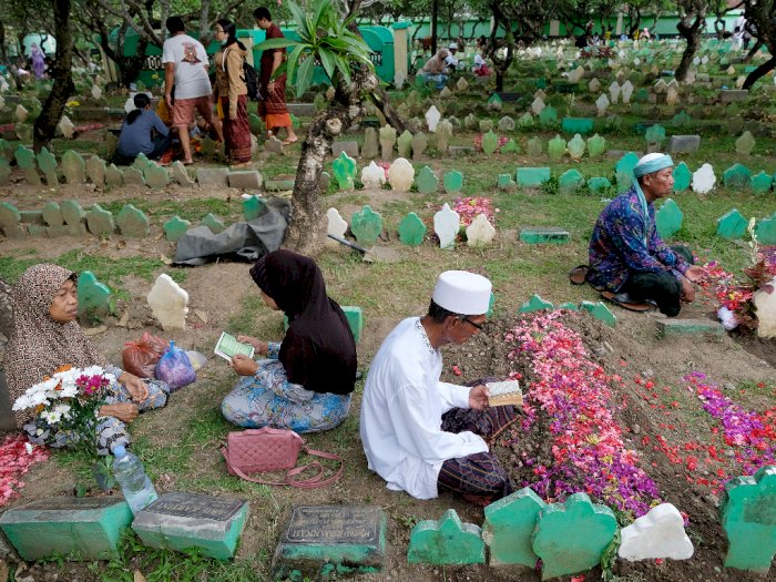 Menjelang Ramadhan Banyak Umat Muslim Ziarah Ke Kuburan Indozone Id