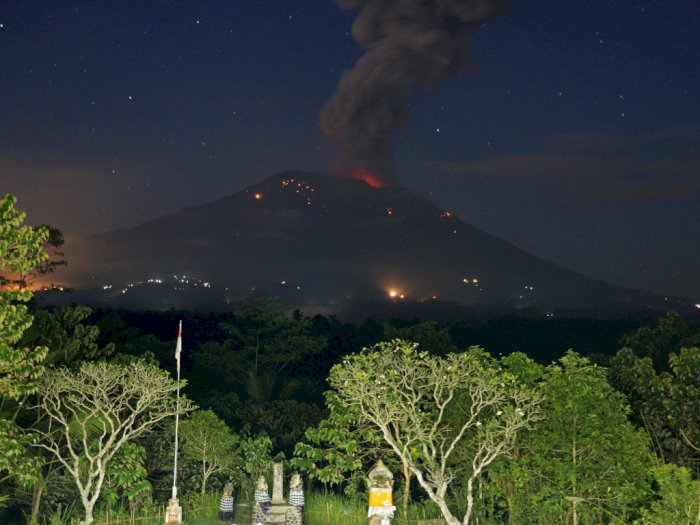 Gunung Agung Erupsi Kembali & Muntahkan Lava Pijar