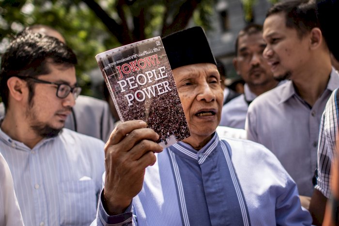 Usai Diperiksa, Amien Rais Tunjukkan Buku Jokowi People Power