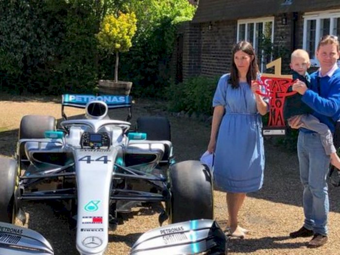 Pembalap Lewis Hamilton Hadiahkan Mobil F1 Untuk  Bocah Ini