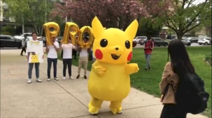 Gunakan Kostum Pikachu, Seorang Pria Ajak Gebetannya Ke Pesta