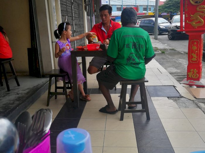 Potret Ayah Ajak Putrinya Makan Bersama Gelandangan, Bikin Haru
