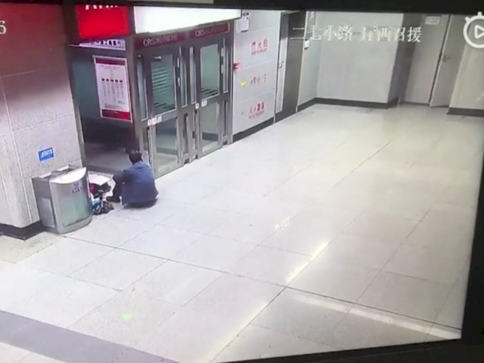 Viral Kisah Ayah & Anak Kerjakan PR di Stasiun Karena Listrik Padam