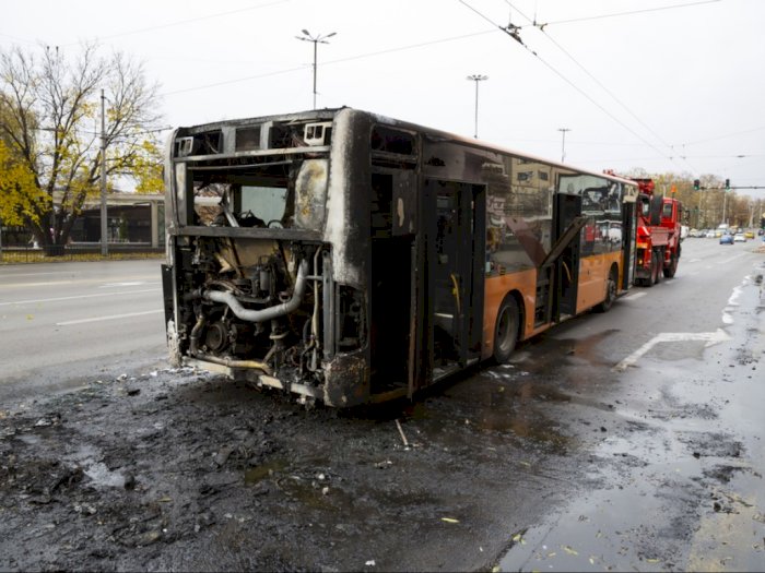 Alami Pecah Ban, Bus Mekar Prima Hangus Terbakar