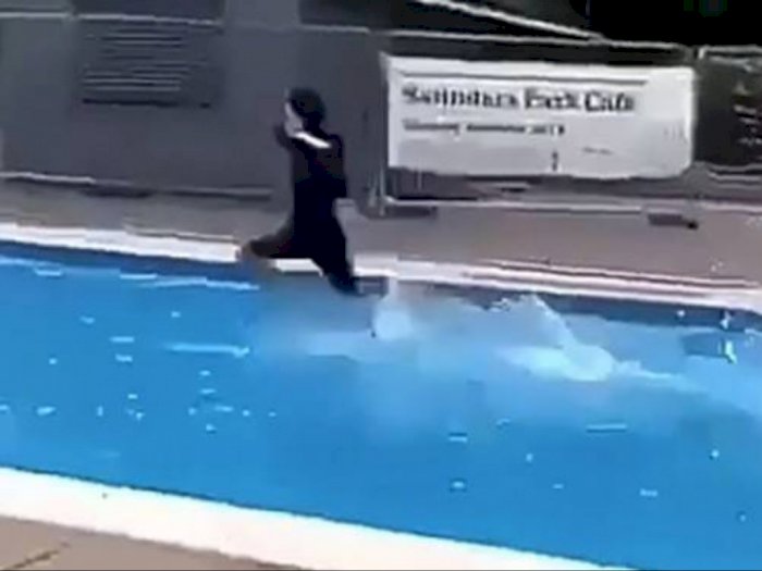 Pria Ini Mampu Lari di Atas Air Kolam Renang, Aksinya Bikin Melongo