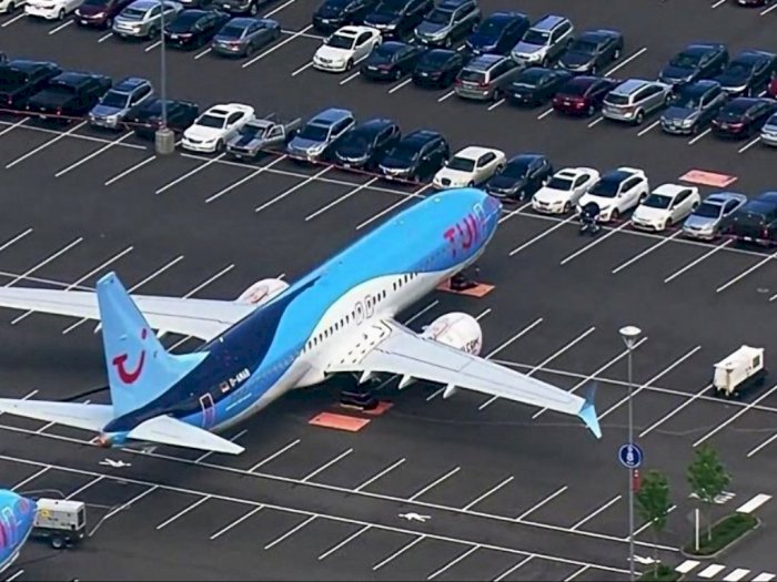 Uniknya! Pesawat Ini Parkir di Tempat Parkiran Mobil