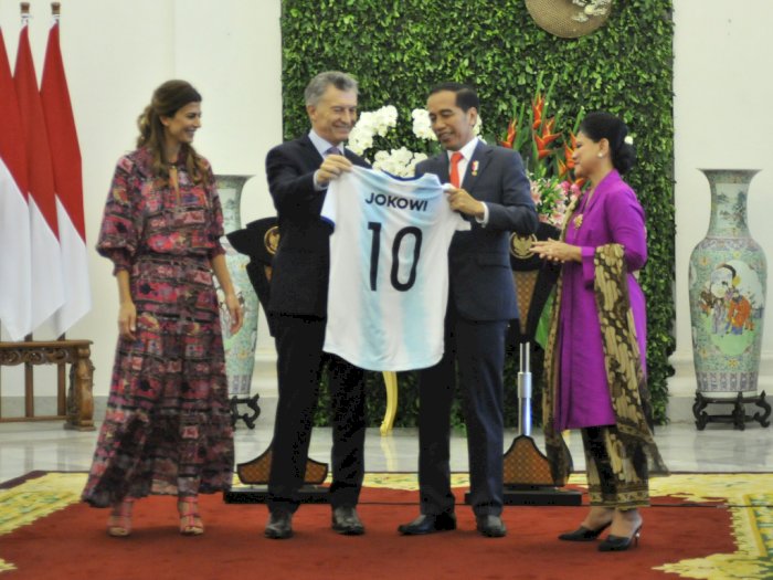 Jokowi Dihadiahi Jersey Argentina Nomor 10