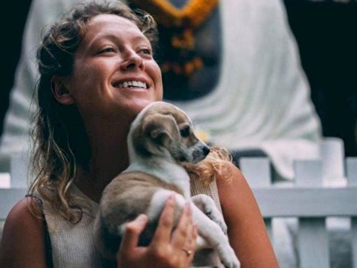 Hotel di Bali Menawarkan Terapi Anak Anjing 