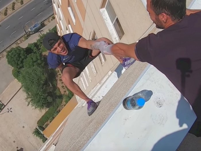 Wow! Pria Ini Bisa Lempar Botol Sambil Gelantungan di Bangunan Tinggi