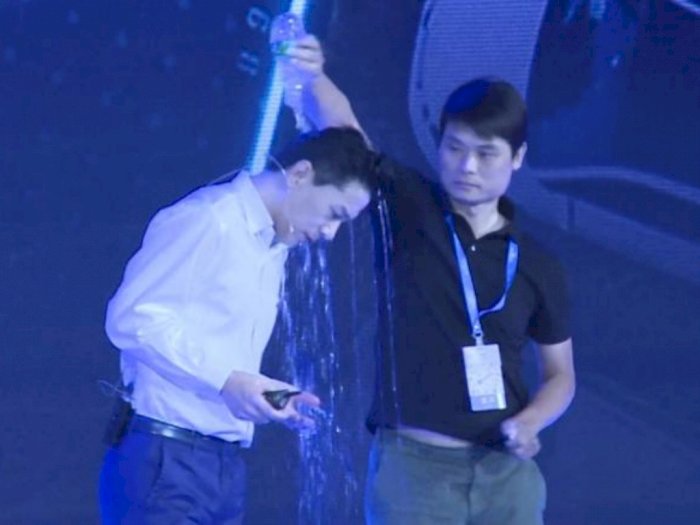 CEO Baidu Disiram Air Oleh Seorang Pria Tak Dikenal di Atas Panggung