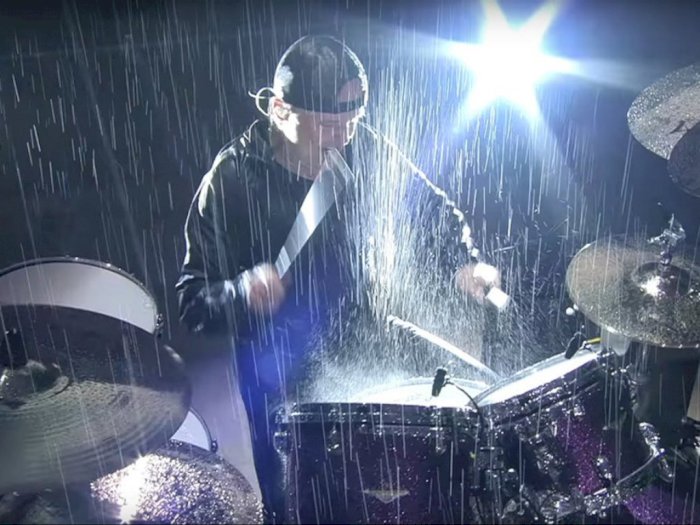 Metallica Semburkan "Master Of Puppets" di Bawah Hujan Lebat