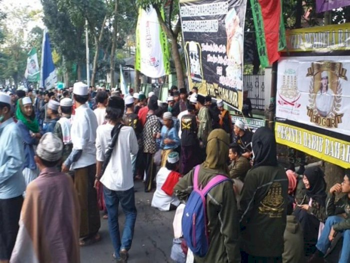 Jelang Putusan, Ratusan Pendukung Habib Bahar Datangi PN Bandung