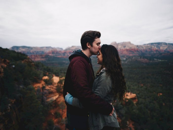 6 Makna Cium Kening Pasangan