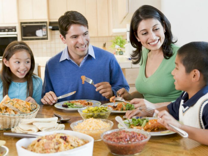 Makan Bersama Keluarga Ternyata Bermanfaat Lho!