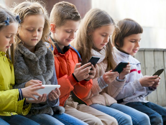 Sebelum Belikan Anak Smartphone, Pertimbangkan Hal Berikut!