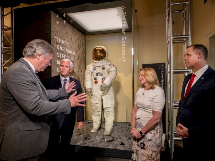 Smithsonian Pamerkan Baju Astronot Neil Armstrong