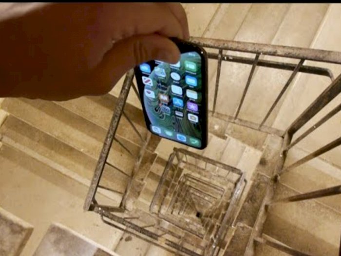 Ini Yang Terjadi Jika iPhone XS Dijatuhkan Dari Ketinggian 300 Kaki