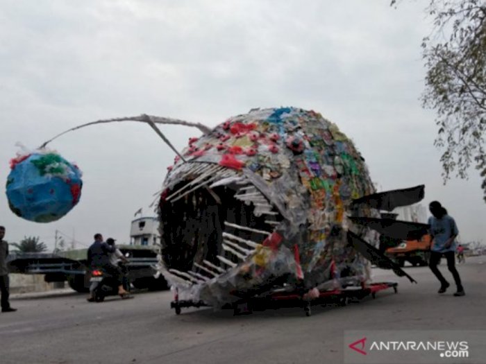 Monster Ikan Raksasa Warnai Pawai Tolak Plastik di Jakarta