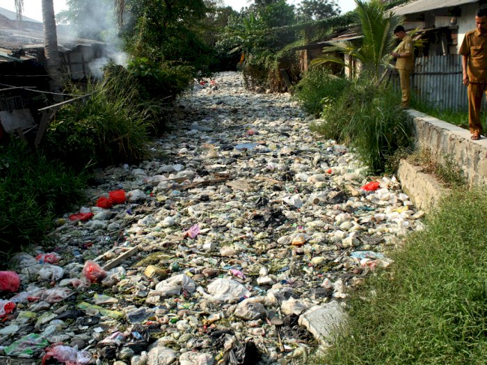 Tumpukan Sampah 1 KM di Kali Bahagia yang Bikin Tidak Bahagia