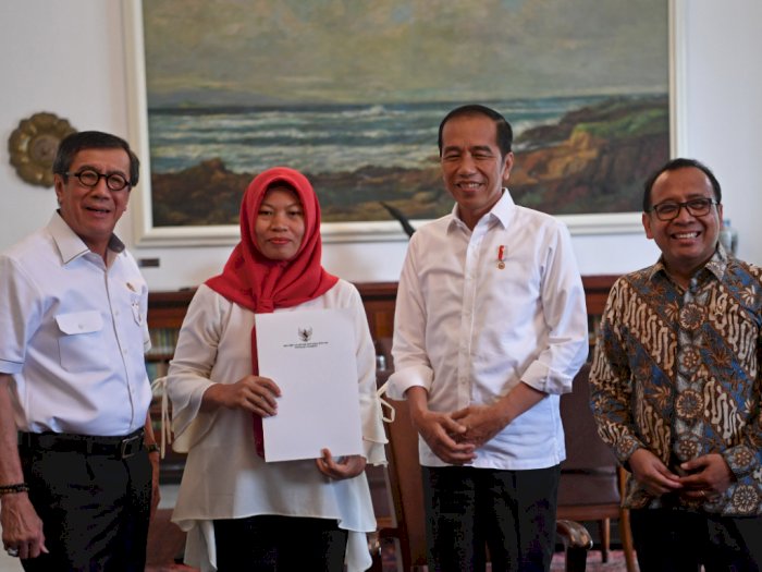 Jilbab Merah Temani Baiq Nuril Terima Salinan Amnesti dari Jokowi