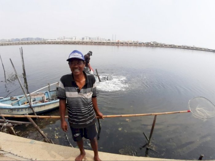 Tumpahan Minyak di Karawang Rugikan Para Nelayan