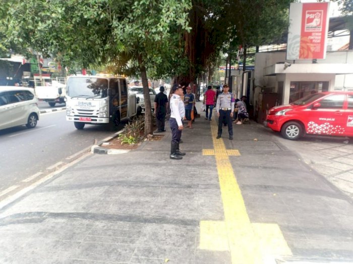 Dishub Jakarta Tertibkan Mobil yang Parkir di Trotoar Depan Kantor PSI