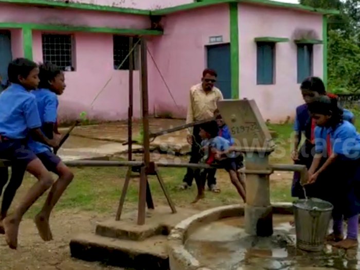 Kreatif, Guru Di India Temukan Cara Pompa Air Sambil Bermain
