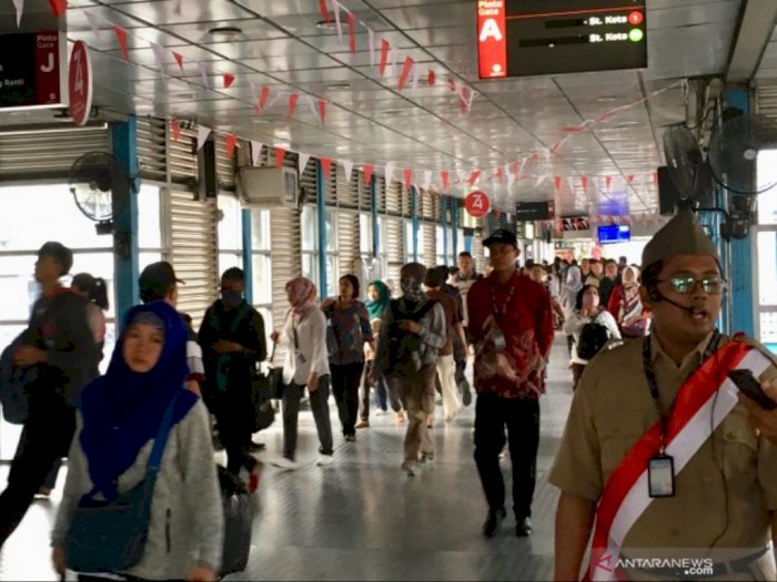 Jelang HUT RI, Petugas Halte Transjakarta Kenakan Kostum Veteran