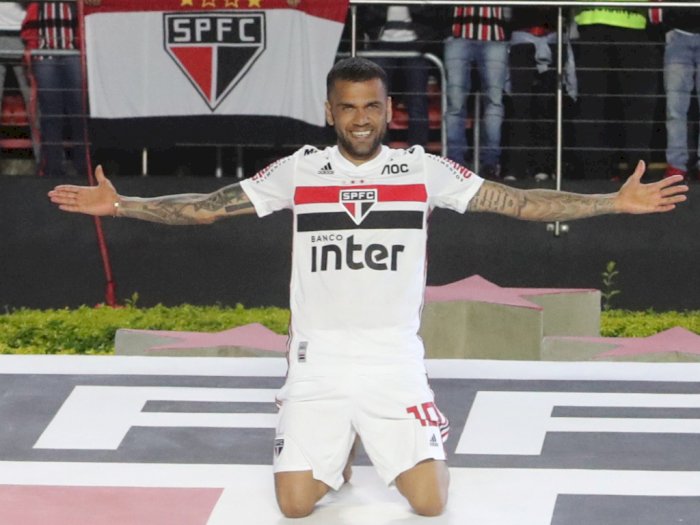 Dani Alves Cetak Gol Debut Bersama Sao Paulo