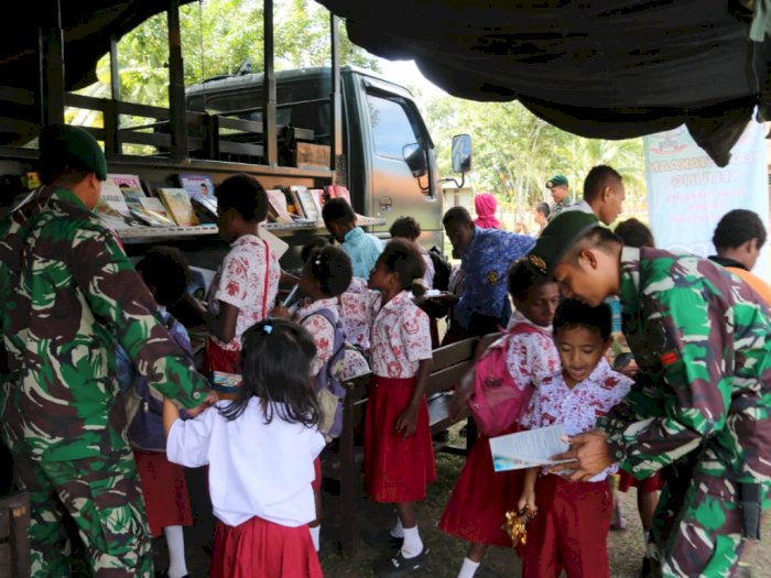 Satgas Pamtas Hadirkan Perpustakaan Keliling Di Kampung Yanggandur