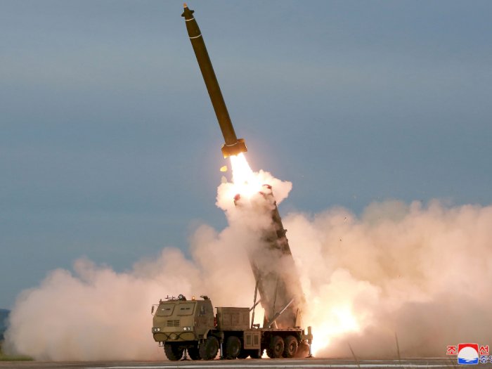 Akhir Pekan, Kim Jong-un Awasi Ujicoba Peluncuran Roket Baru 