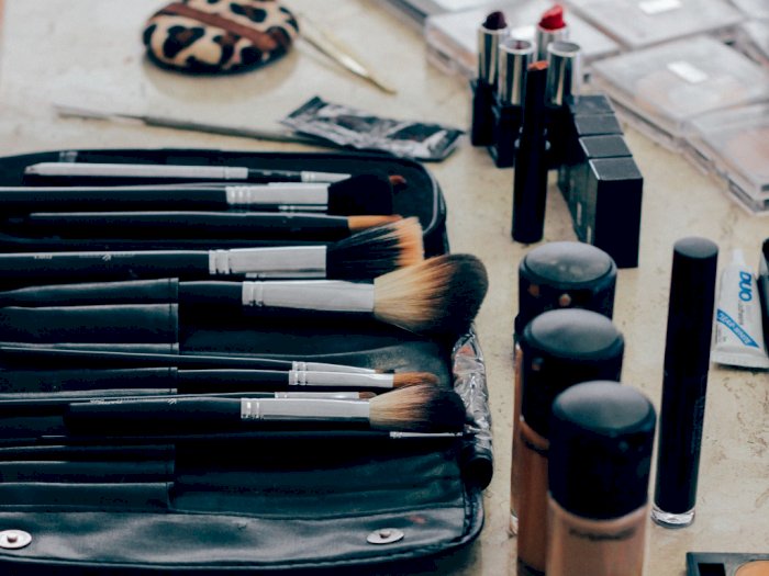 Empat Bahaya Berbagi Produk Makeup yang Harus  Kamu Ketahui
