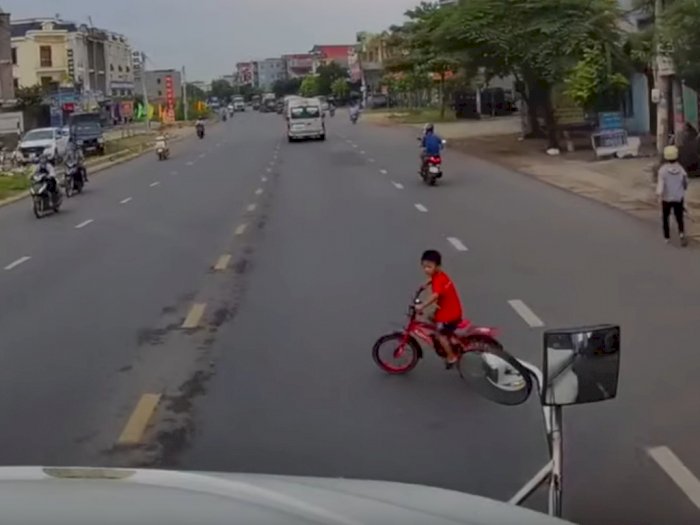 Detik-detik Seorang Bocah yang Hampir Tertabrak Mobil