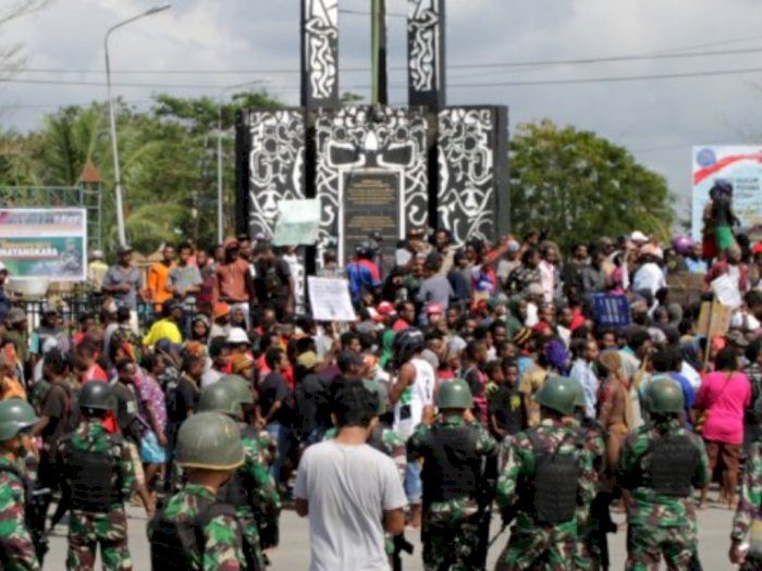 Truk TNI-Polri Antar Pulang Demonstran di Kantor Gubernur Papua