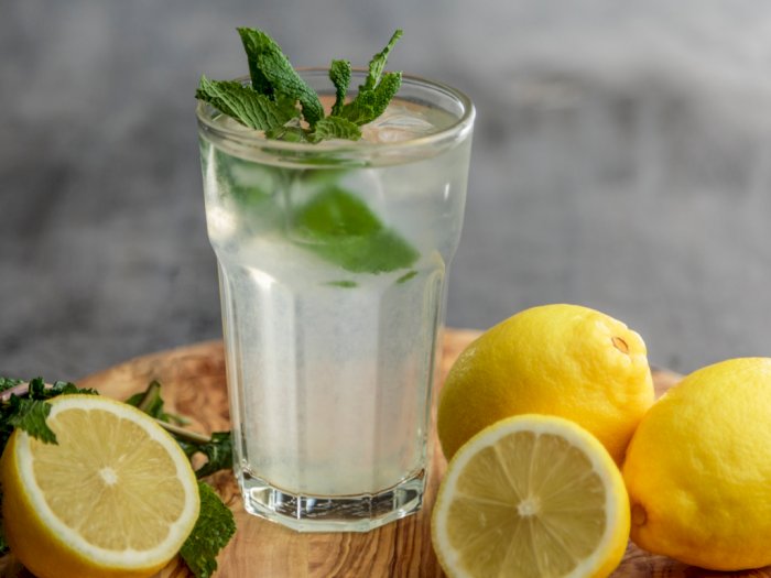 Suka Diet dengan Minum Air Lemon? Ini Dua Dampak Negatifnya