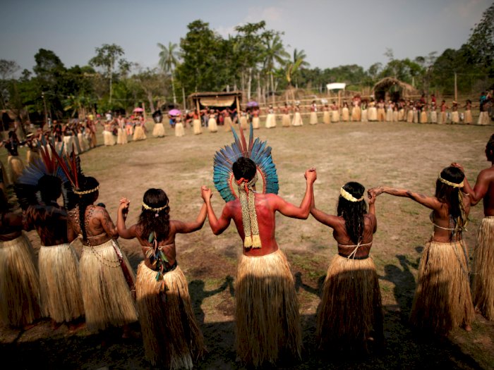 Saat Api Di Hutan Berkobar, Suku Asli Amazon Minta Doa Perlindungan