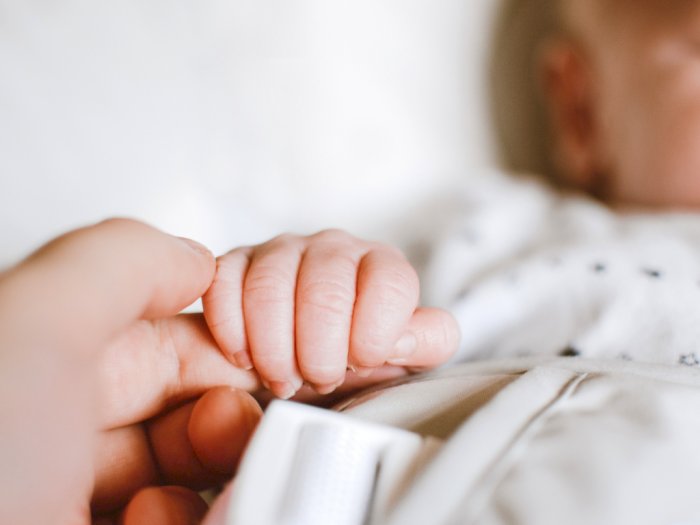 Karena Ada Pembengkakan, Bayi Ini Lahir Dibantu Oleh 40 Dokter