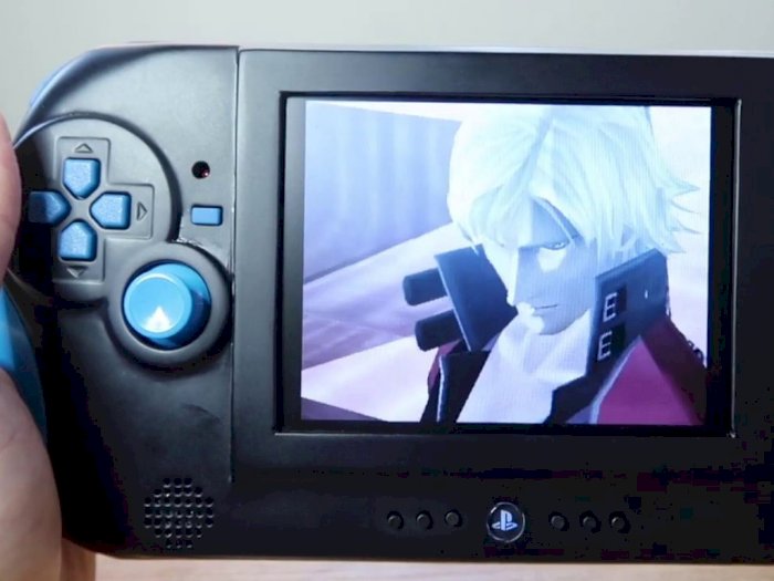 Keren! Modder Ini Berhasil Buat Console PlayStation 2 Portable Sendiri