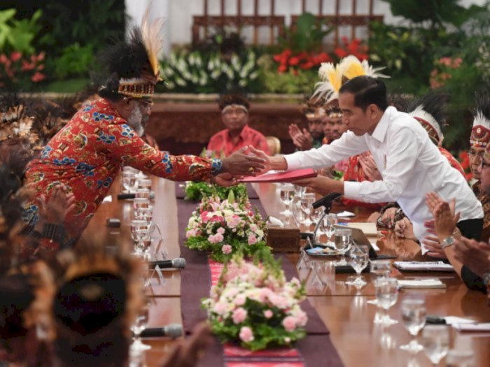 Jokowi Buka Jalur Khusus Buat Sarjana Papua Kerja di BUMN