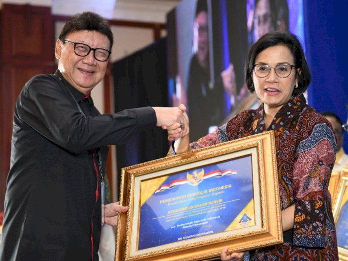Tjahjo Kumolo Dapat Penghargaan dari Sri Mulyani