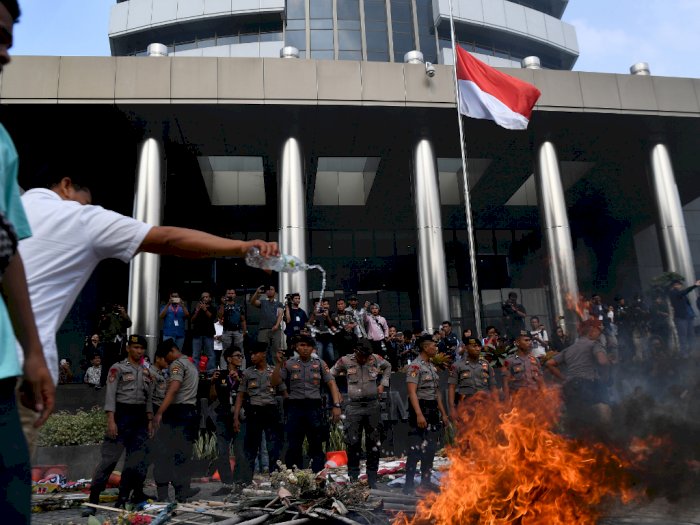 Demo Massa Pendukung Revisi UU KPK Berujung Anarkis
