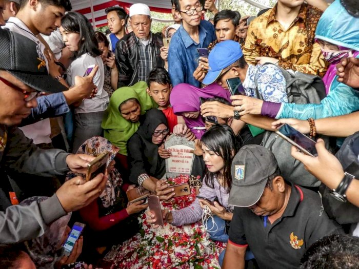 Miris, Makam BJ Habibie Dipenuhi Warga yang Sibuk Untuk Selfie