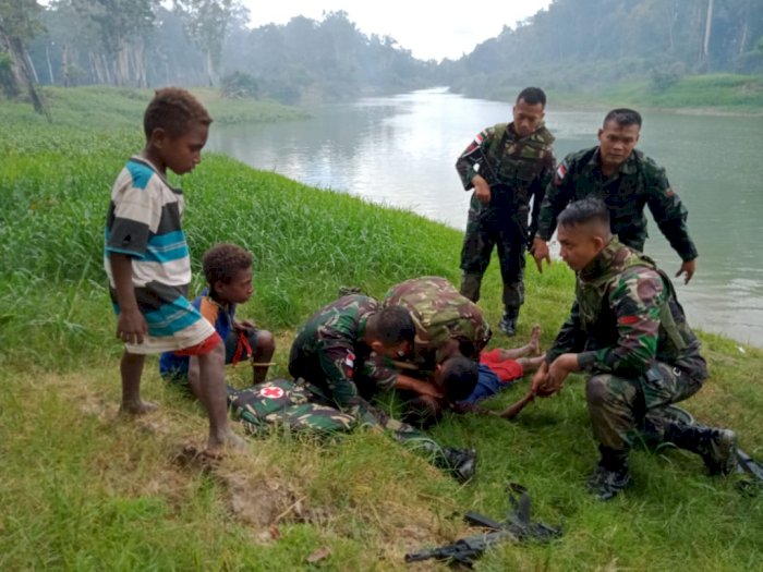 Cerita Satgas Pamtas RI - PNG Selamatkan Anak Yang Tenggelam di Sungai