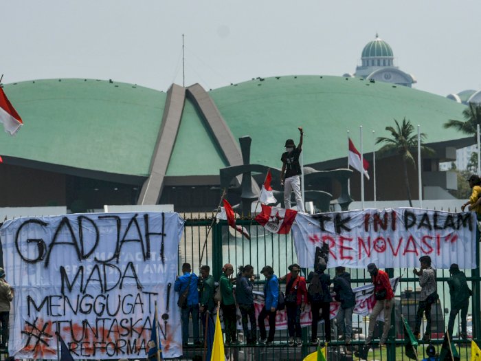 Jebol Barier Kawat Berduri, Massa Terus Mencoba Masuk ke Gedung DPR