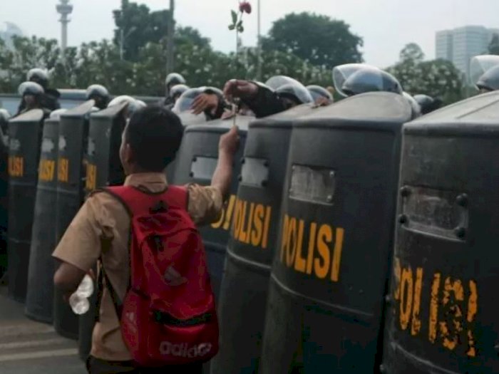 Hadapi Demo Pelajar, Polisi: Saya Ingat Anak
