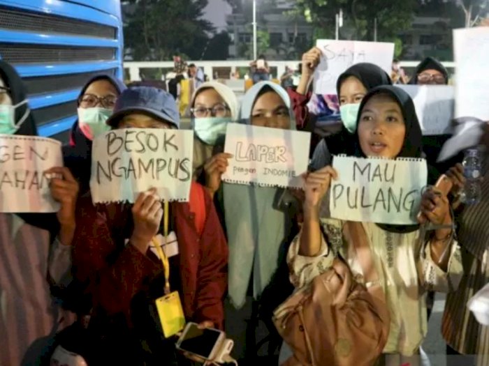 Penumpang TransJakarta yang Terjebak di Tol Slipi Protes Demonstran