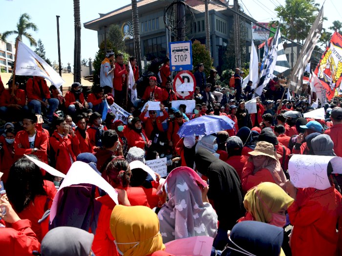 Ribuan Massa Gabungan Kembali Demo DPRD Jatim